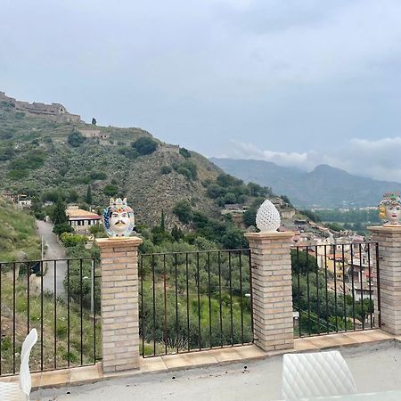 Bed And Relax-Il Maniero Bed & Breakfast Calatabiano Bagian luar foto