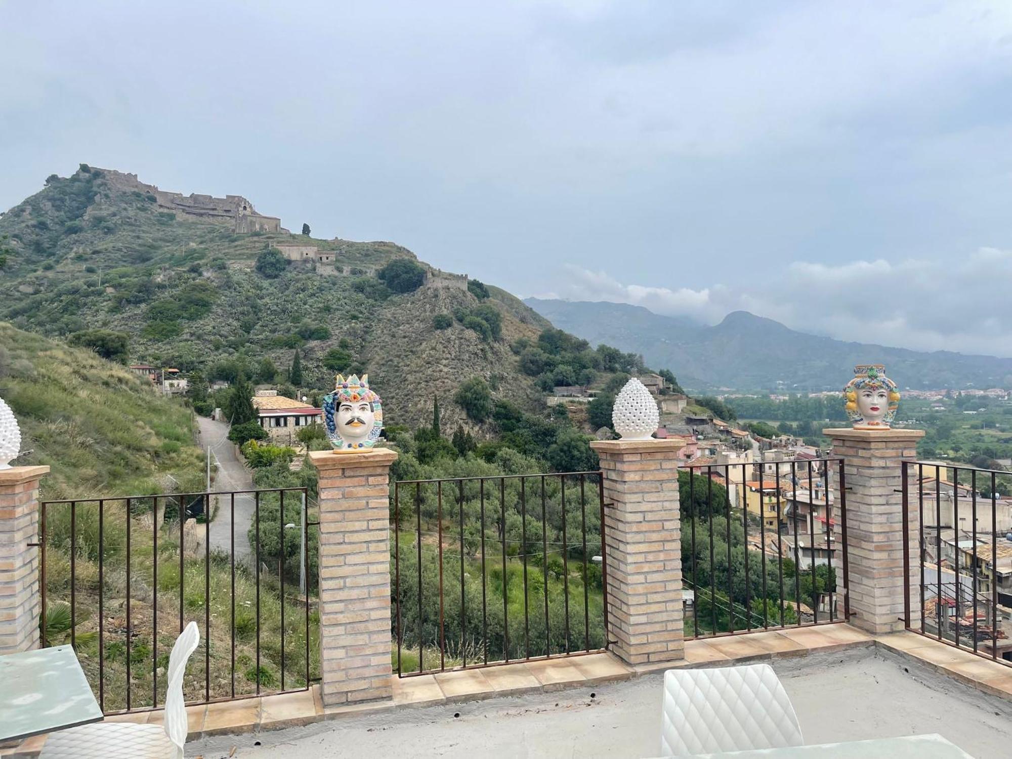 Bed And Relax-Il Maniero Bed & Breakfast Calatabiano Bagian luar foto