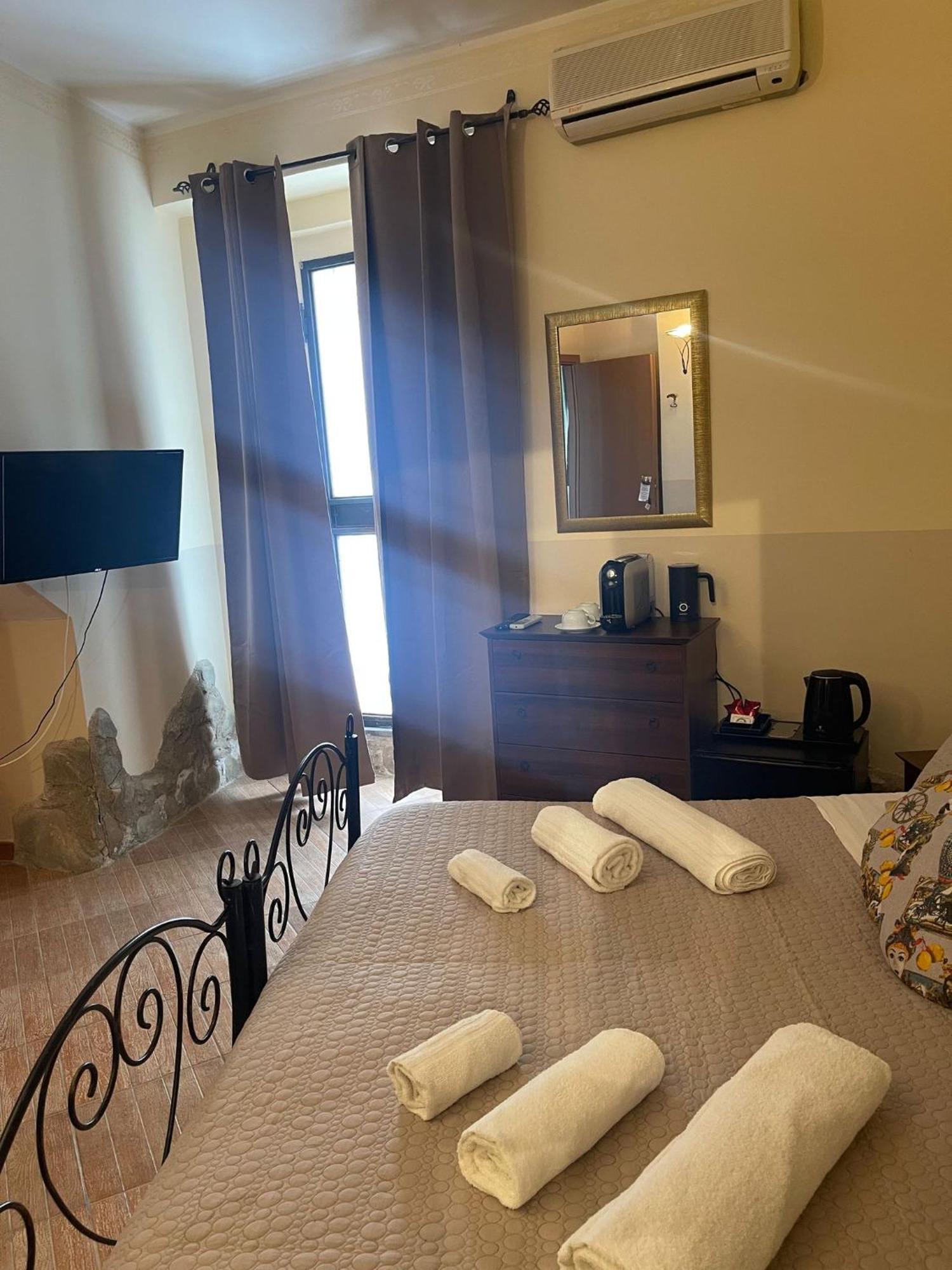 Bed And Relax-Il Maniero Bed & Breakfast Calatabiano Bagian luar foto